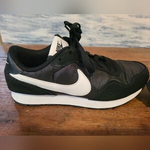 Nike MD Valiant